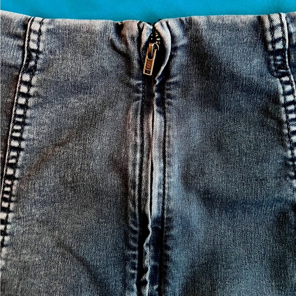 Free People Jean Skirt Size 4. Grey distressed denim. Stretchy and comfortable! - Picture 9 of 16